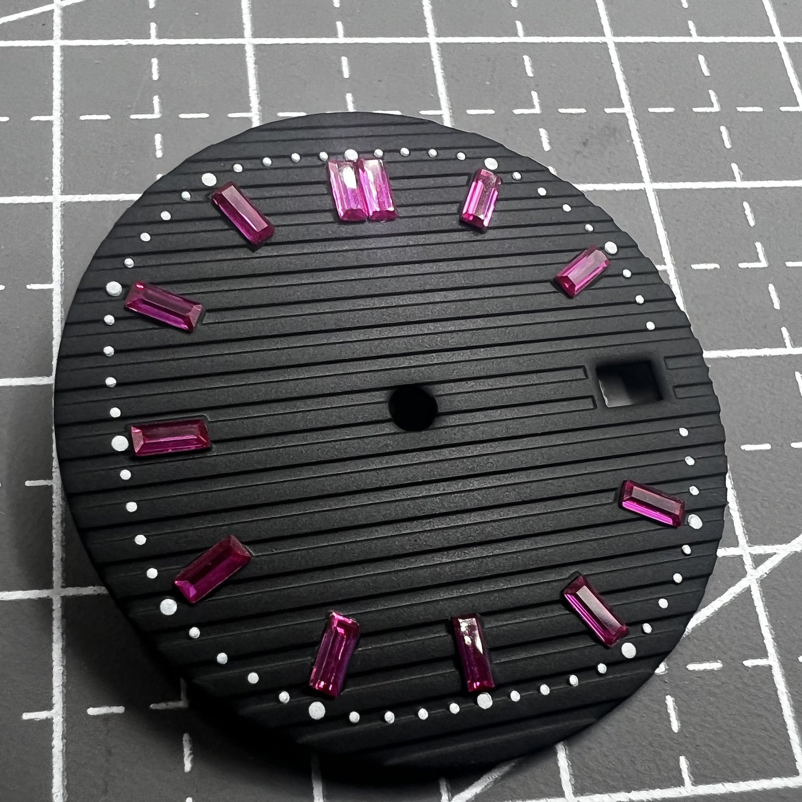 Schwarzes Zifferblatt mit pinkem Achahmer Edelstein f�r Seiko H35 Uhrwerk, 29.8mm Durchmesser