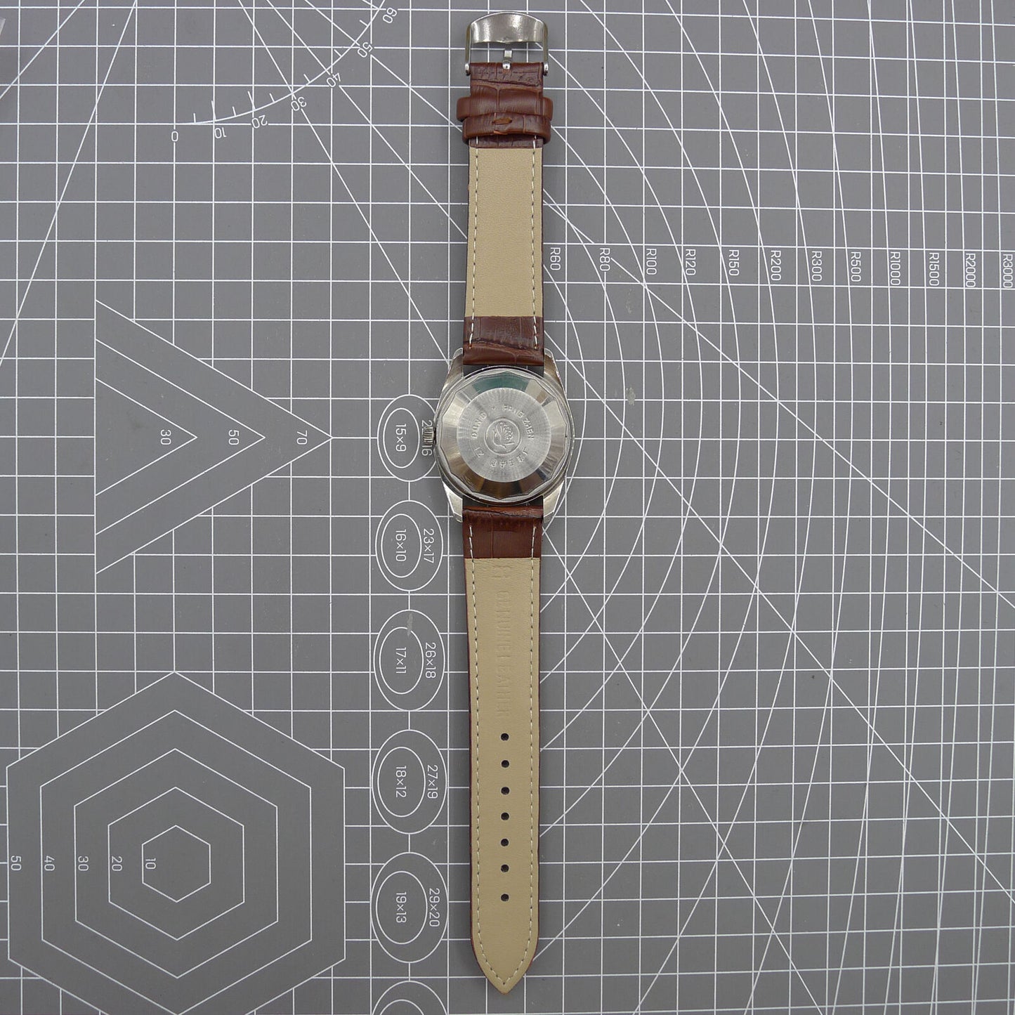 Dandong Peacock 37mm manual watch with golden dial, single calendar, 33 jewels, elegant style.
