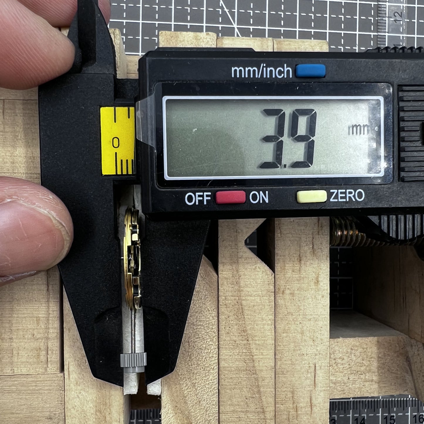 Swiss ETA F04.115 quartz watch movement with 3 hands and date display at 3 o'clock for precision timing.