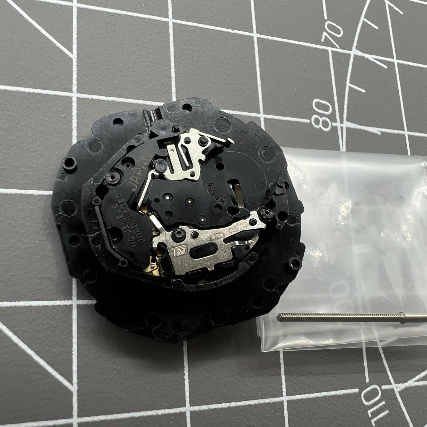 Japan Made Hattori Epson TMI PC39 quartz watch movement, precise timekeeping for watch repairs and upgrades.