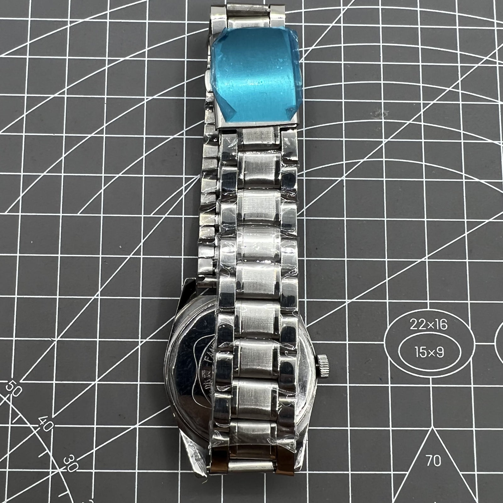 38mm Shanghai Diamond manual watch with white dial and silver case, featuring 17 jewels for accuracy.