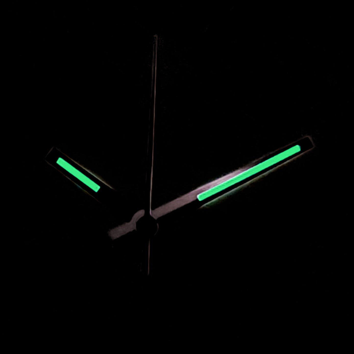 Silver-trimmed green luminous watch hands for NH35/NH36 movements, enhancing Seiko dial visibility.