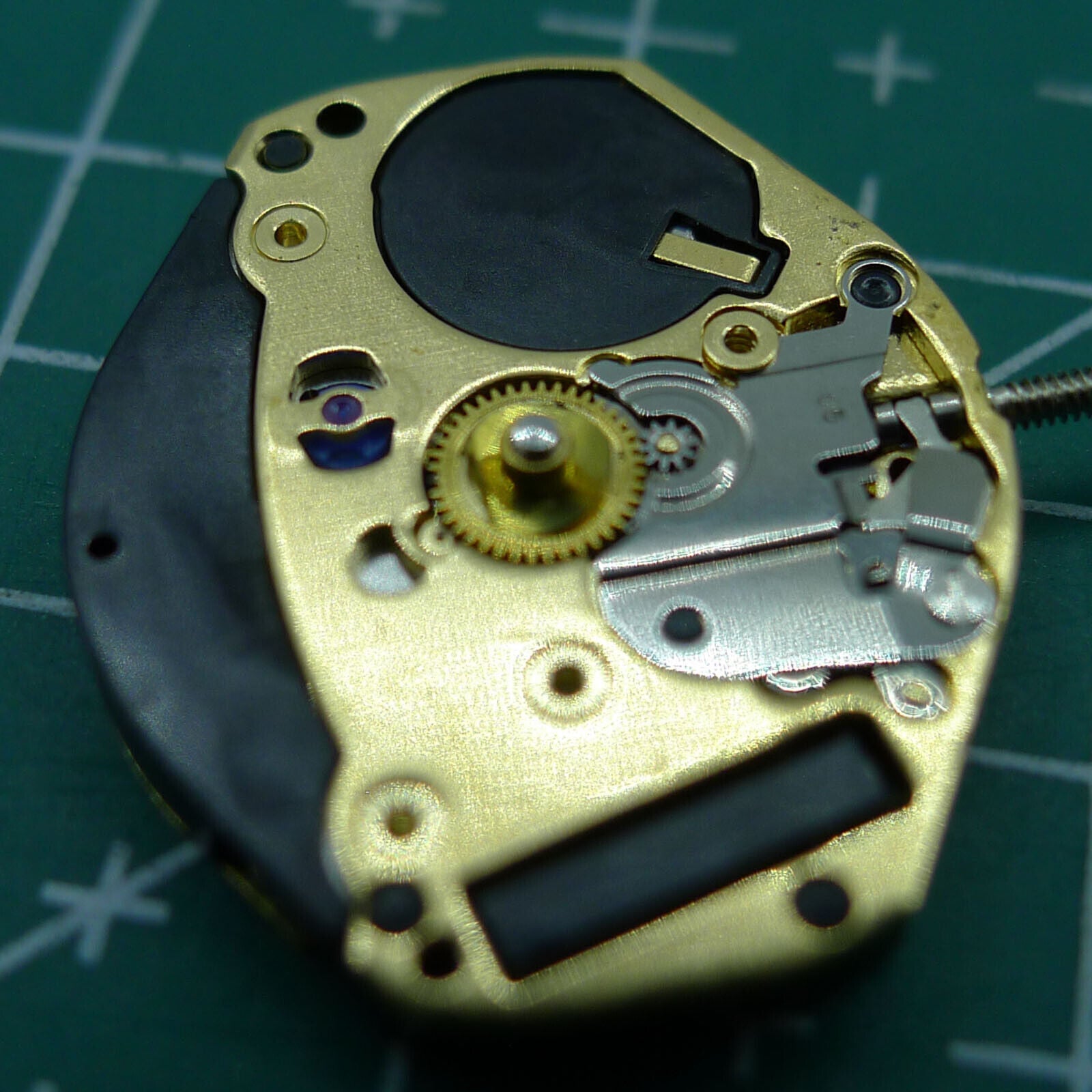ETA 902.002 quartz watch movement with 2 hands, Swiss precision for reliable timekeeping accessories.