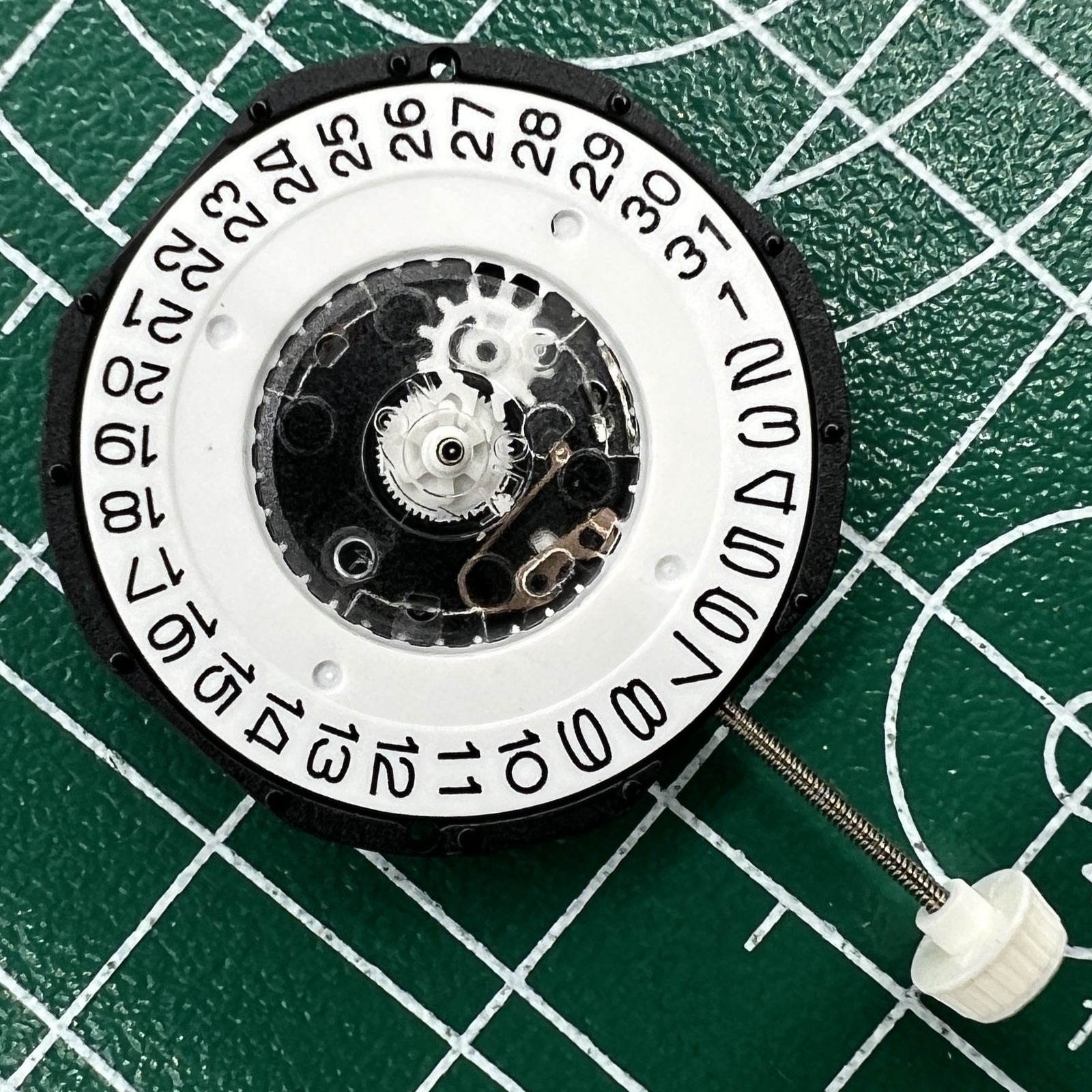 LG32 quartz watch movement with date at 3, ideal for precise repairs and replacements.