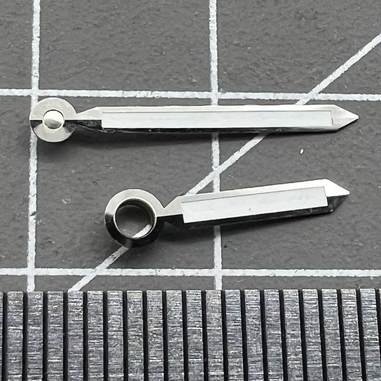 Silver-trimmed green luminous watch hands for ST3600/ST3620/ETA6497/ETA6498 movements, perfect for restoration.