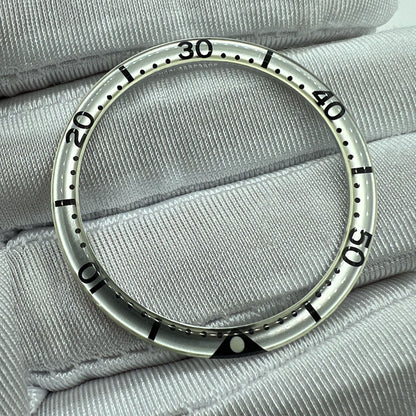 39 mm weiße Hintergrund-Punktskala, schwarze Schrift, Leuchtharz, Aluminiumlegierung, Uhrenlünette 