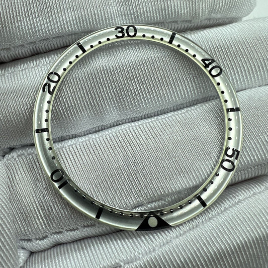 39 mm weiße Hintergrund-Punktskala, schwarze Schrift, Leuchtharz, Aluminiumlegierung, Uhrenlünette 