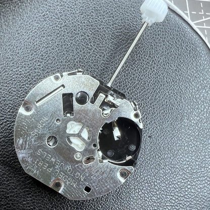 2 Stück Sunon PE81 Quarzuhrwerk mit 3 Zeigern und Datumsanzeige bei 3 Uhr