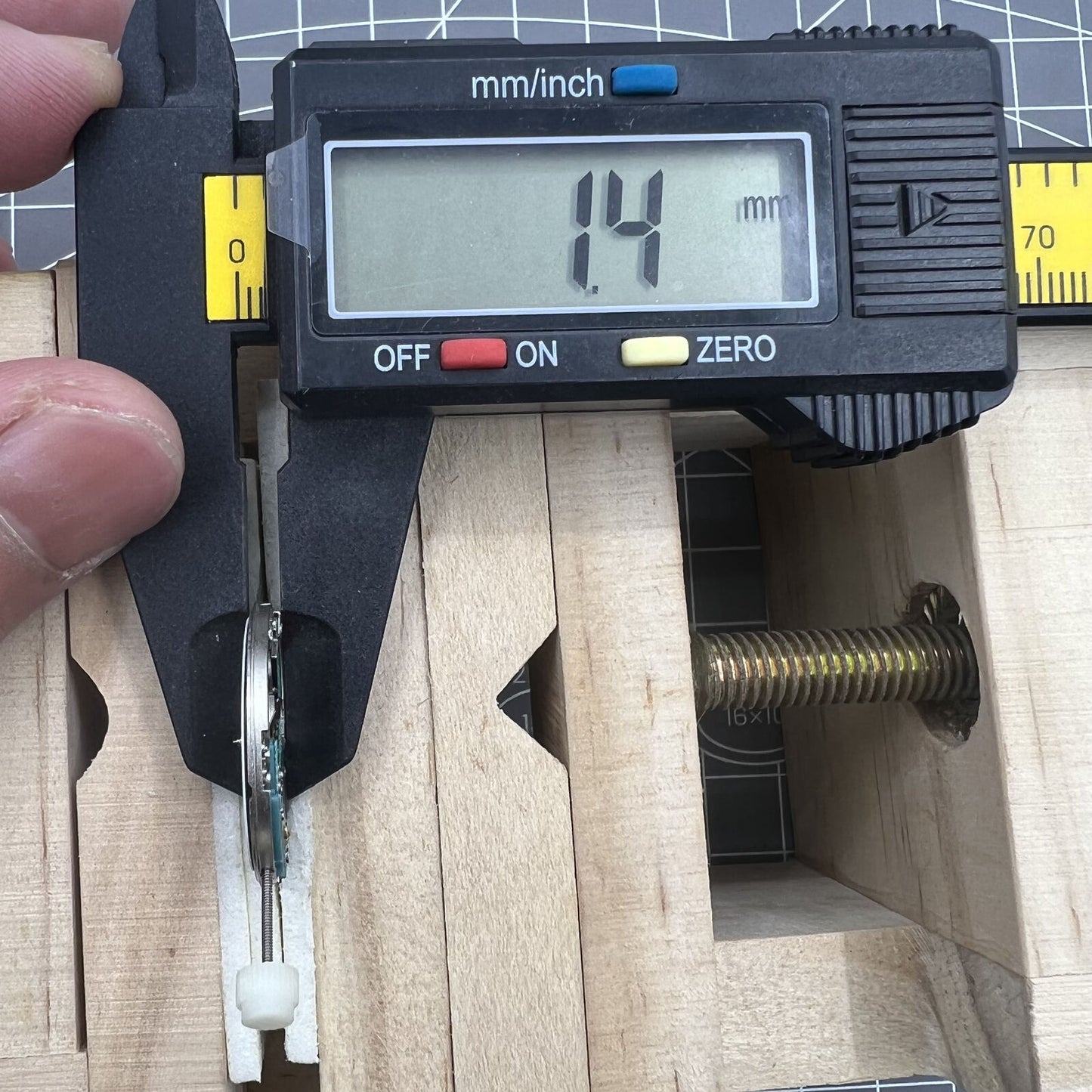 ETA 955.424 quartz watch movement displaying day, date, and three hands for accurate timekeeping in watch accessories.