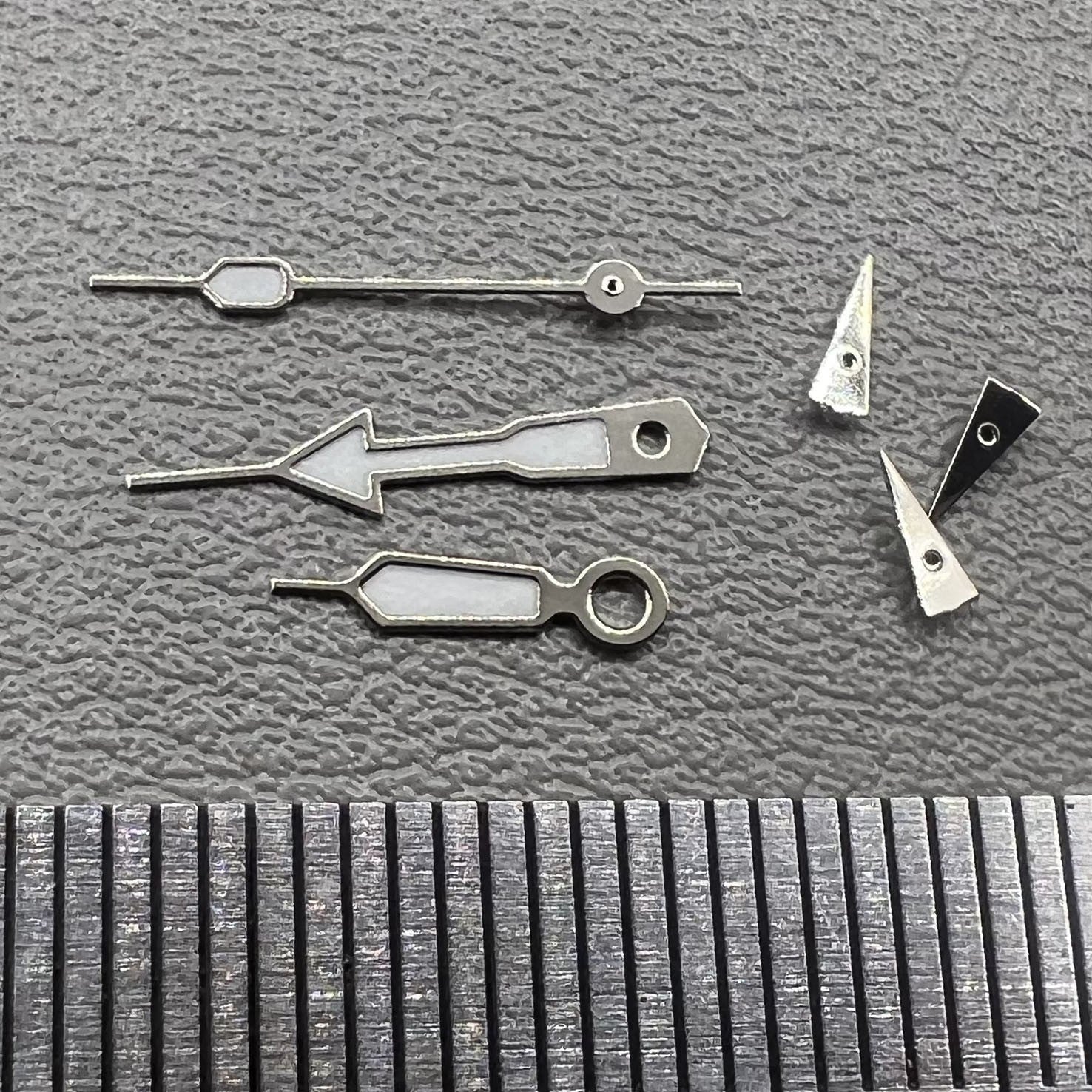 Set of 2 green lume arrow-shaped watch hands with silver trim for Miyota OS10, OS20, OS60, OS80 models.