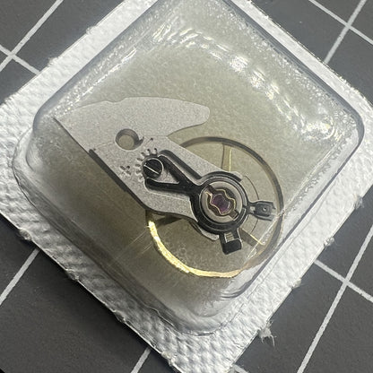 Balancier complet en argent sculpté avec attelle générique pour mouvement ETA2892A2