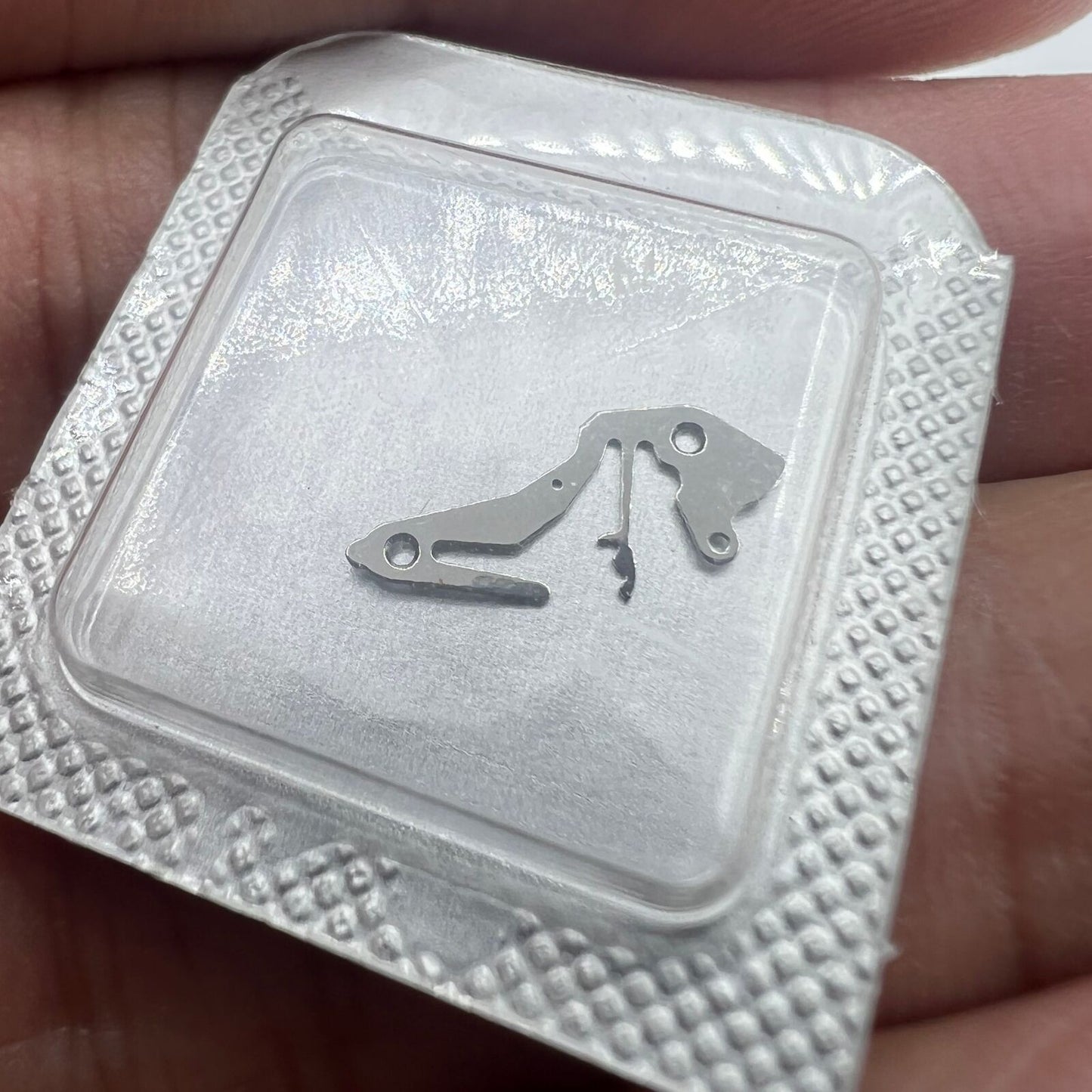 Durable ETA 2000 setting lever jumper replacement part for precise watch repair and maintenance.