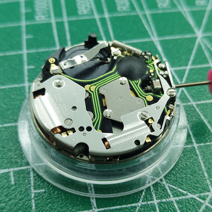ISA 8162 quartz watch movement with date at 4, reliable ISA replacement for precise timekeeping.