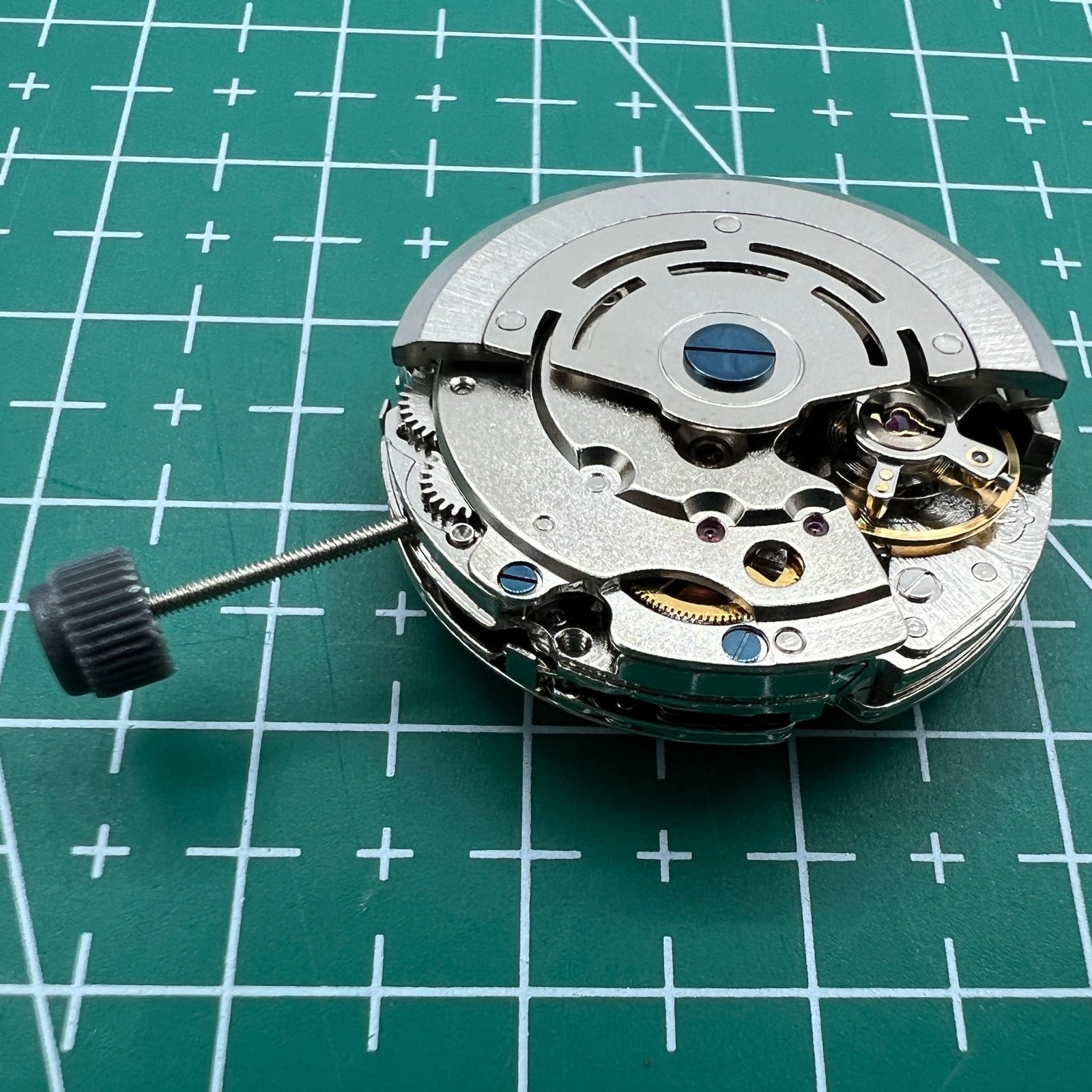 Wholesale DG2813 mechanical watch movement showing three large hands and small seconds subdial at 6 o?clock without calendar feature.
