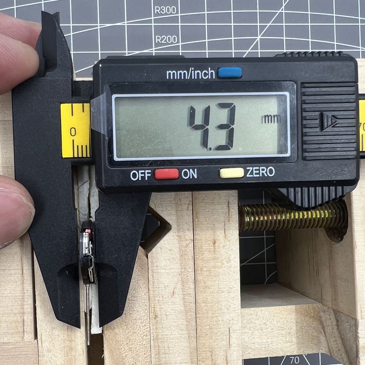 ETA 802.102 quartz watch with three-hand Swiss movement, precision timekeeping ideal for everyday use.