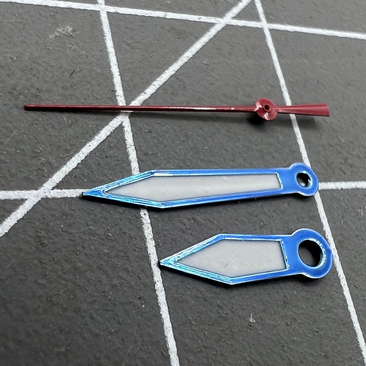 Aiguilles de montre 12,5 mm bleu et rouge avec luminescent vert pour mouvement à quartz Ronda 515 
