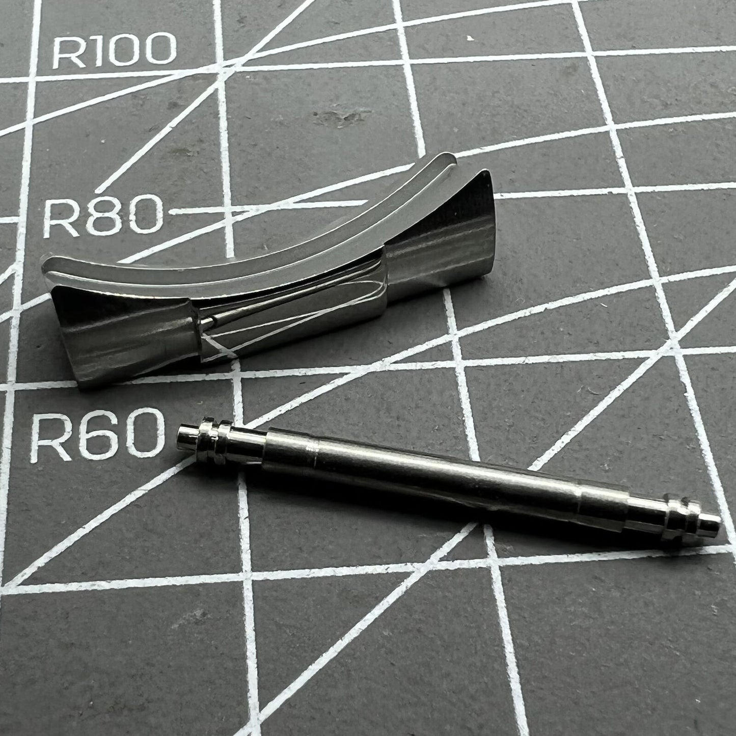 Curved end link for Daytona watch band, 20/21mm width, ensures perfect bracelet fit and stylish finish.