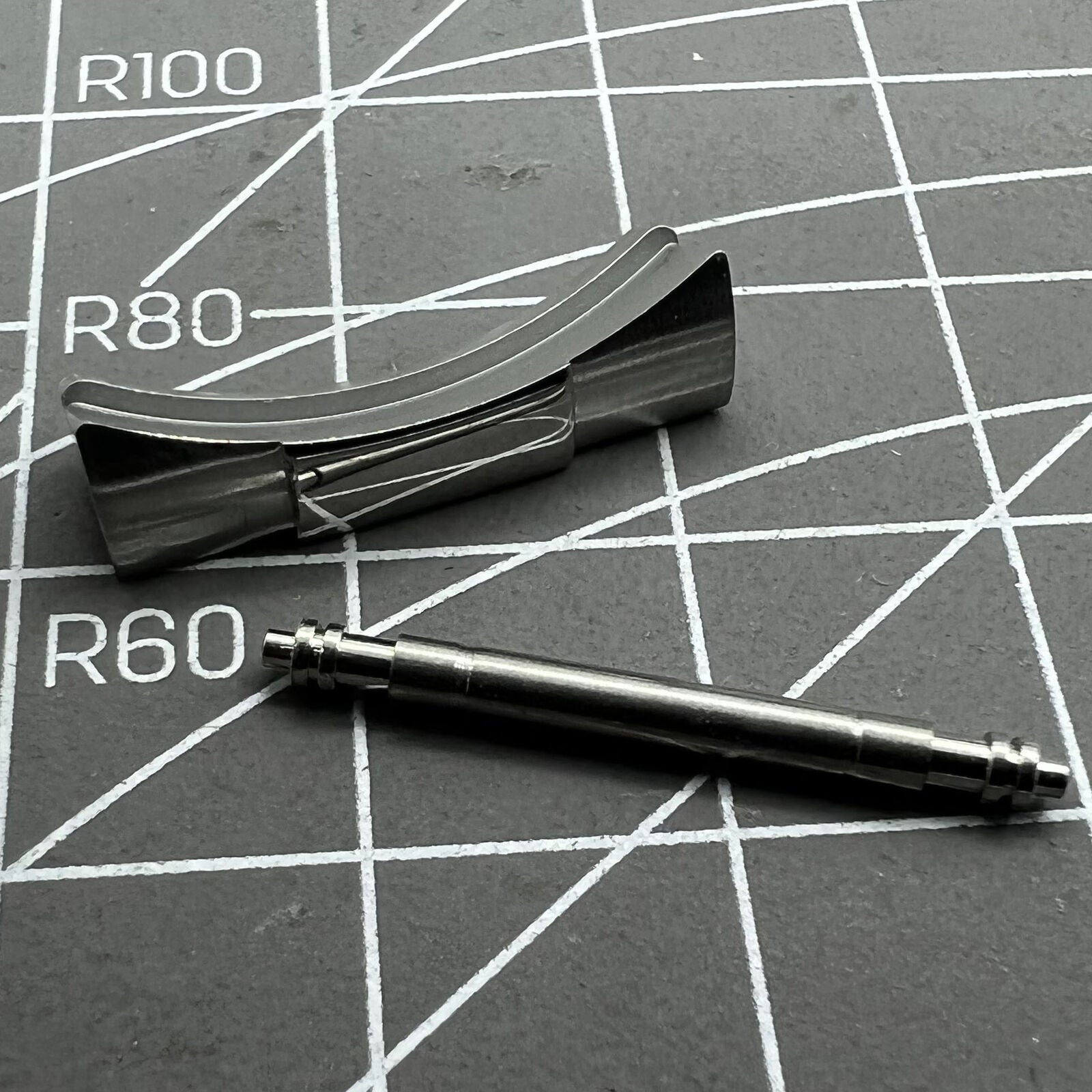 Curved end link for Daytona watch band, 20/21mm width, ensures perfect bracelet fit and stylish finish.