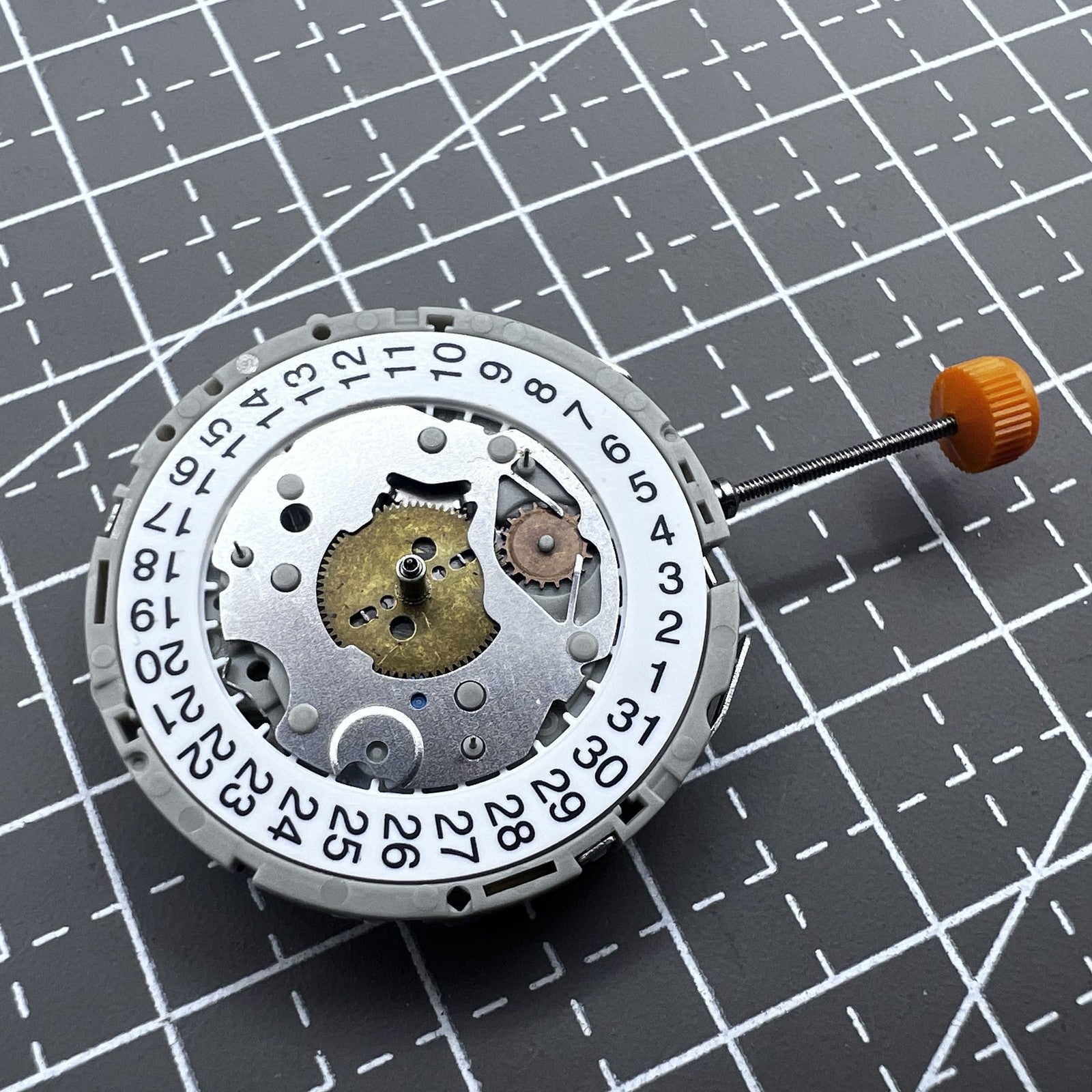 Multifunctional M921 quartz watch with three hands and small seconds at 2, 6, 10