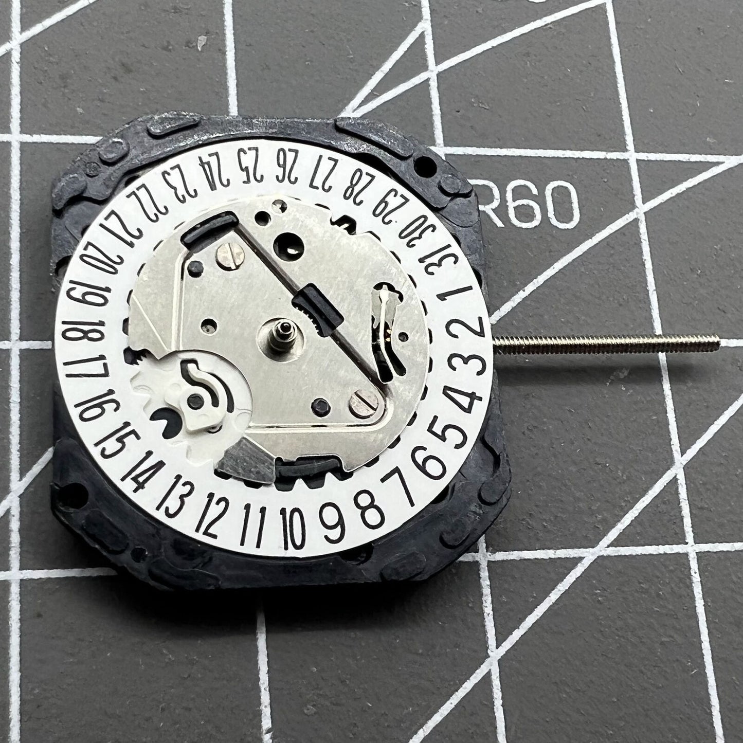 VX22 quartz watch movement with date at 3 and 6 o'clock, white disk, Japan made by Seiko.
