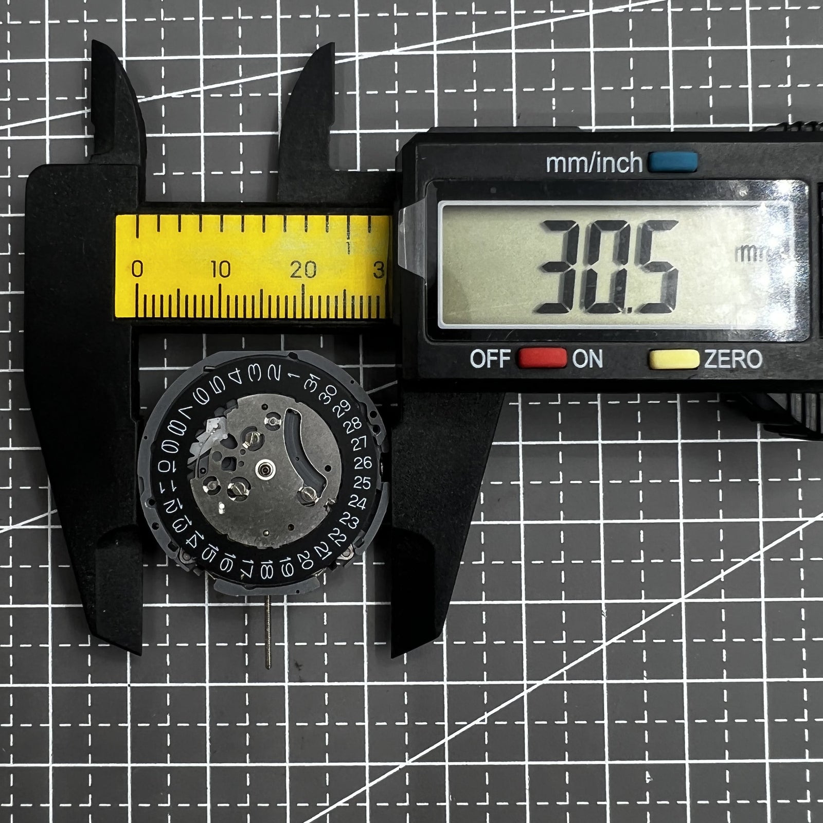 Schwarzes Zifferblatt mit Seiko VK63 Quarz Uhrwerk, hochwertige japanische Pr�zision f�r Uhrzubeh�r.
