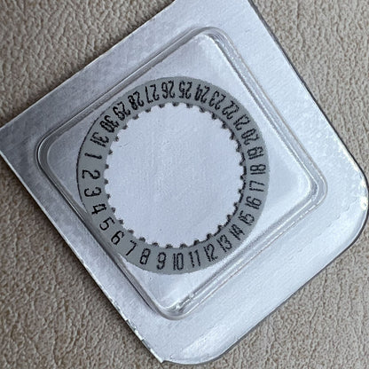 Wei�e Datumscheibe mit Datum bei 6 Uhr f�r ETA Kaliber 256.111 von Swiss, pr�zises Uhrwerkzubeh�r