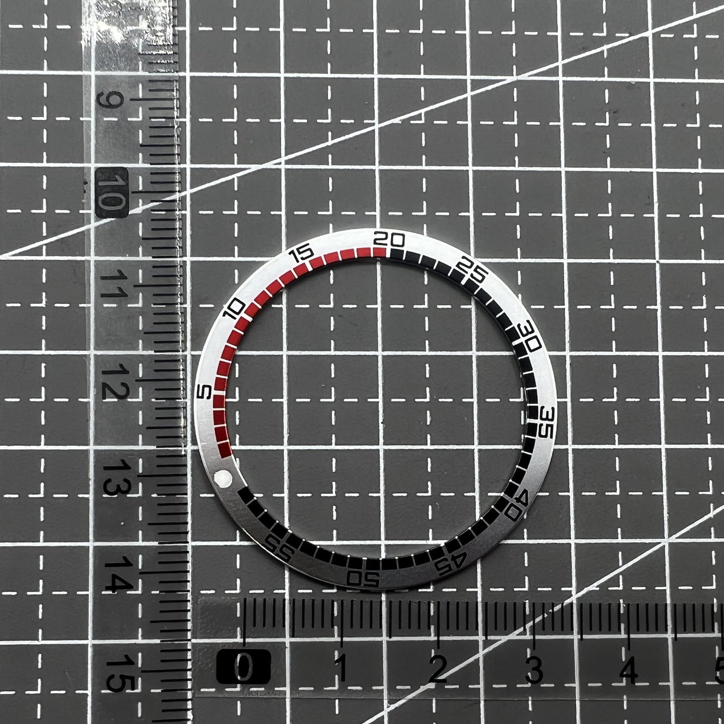 38 mm/31,5 mm weiße flache Aluminium-Uhrenlünette im Racing-Stil SKX007