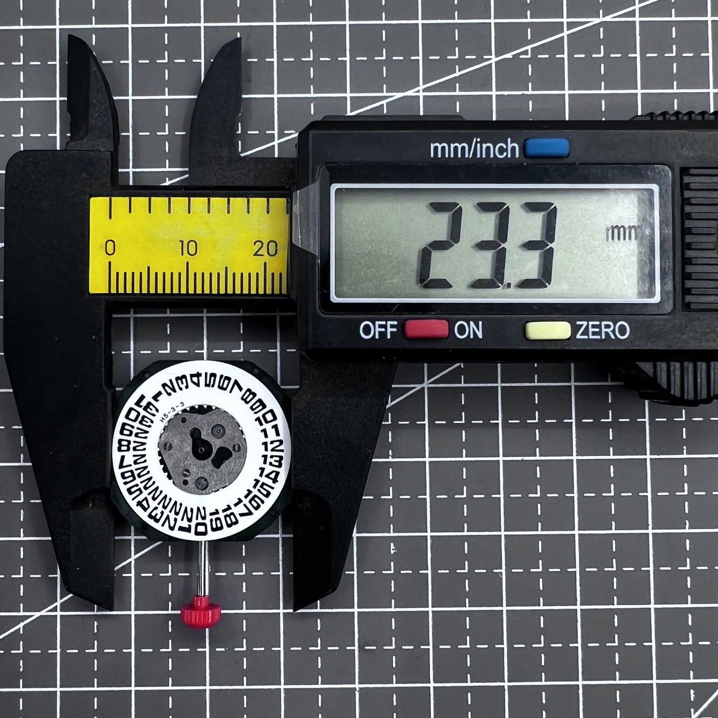 Miyota 2353 Quarzwerk Uhrwerk mit 3 Zeigern und gro�er Datumsanzeige bei 3 Uhr, pr�zise und zuverl�ssig.