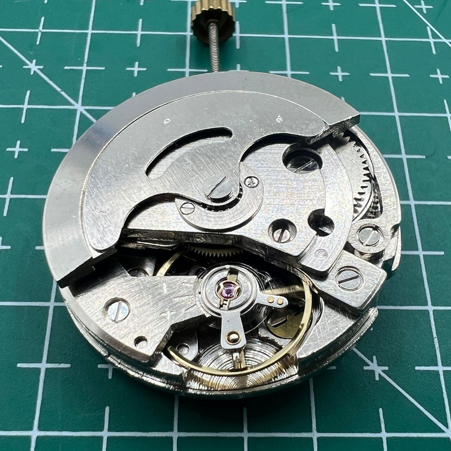 26.5mm 7120 mechanical watch movement with single calendar and three hands, ideal for watch repairs.