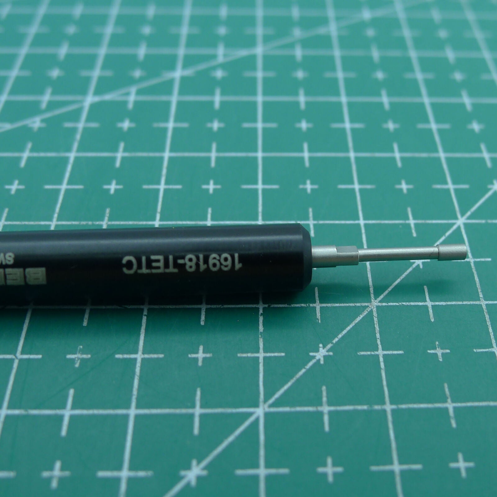 Bergeon 16918-TETC precision screwdriver for ETACHRON pitons, perfect for watchmaker adjustments.