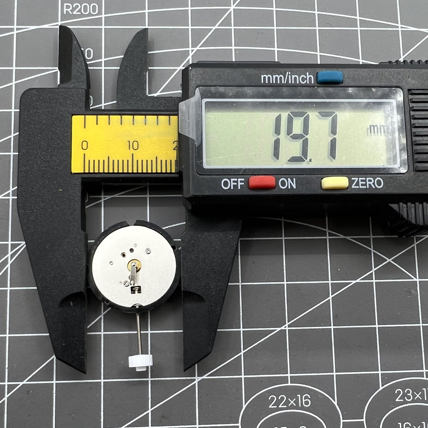 Quarzwerk Swiss Ronda Modell 582 Uhrwerk mechanism for precise watch functionality and durability.