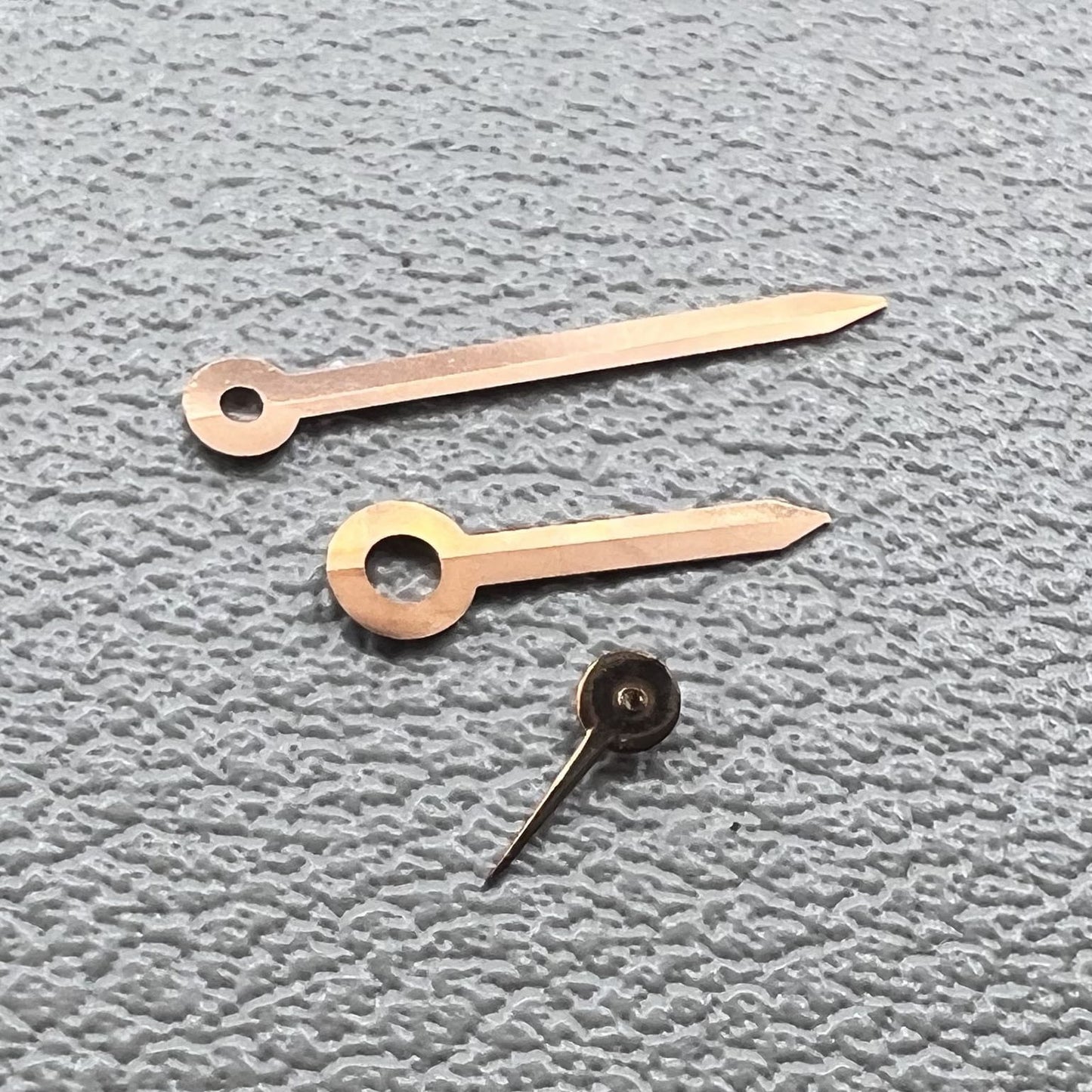 Rose gold arrow-shaped watch hands set for Miyota 1L45, stylish trim detail.
