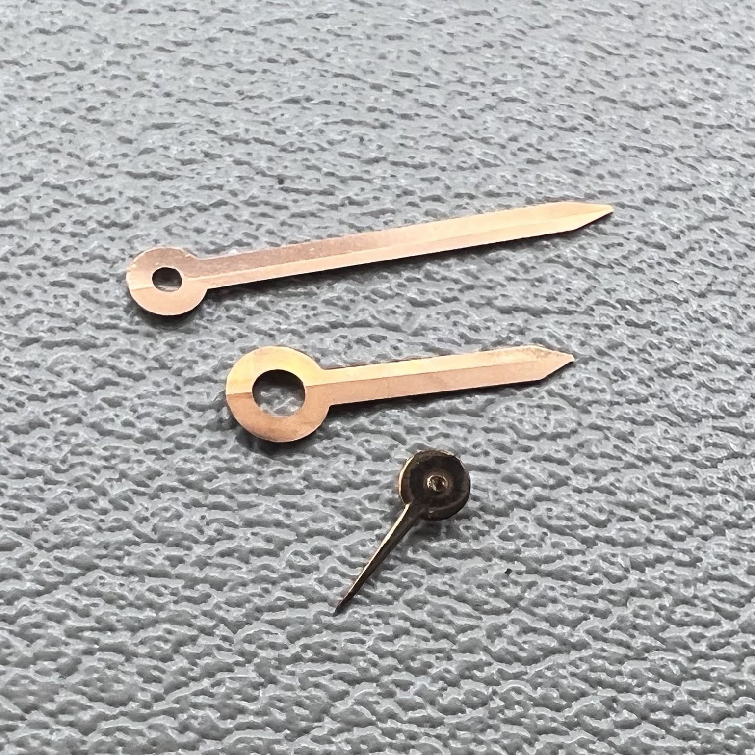 Rose gold arrow-shaped watch hands set for Miyota 1L45, stylish trim detail.