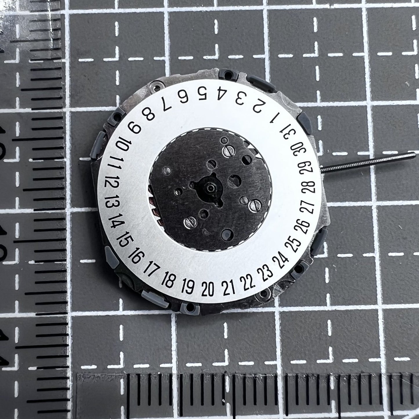 Japan Miyota Quarzwerk 4U12 watch movement with single calendar date at 6 o'clock for precise timekeeping.