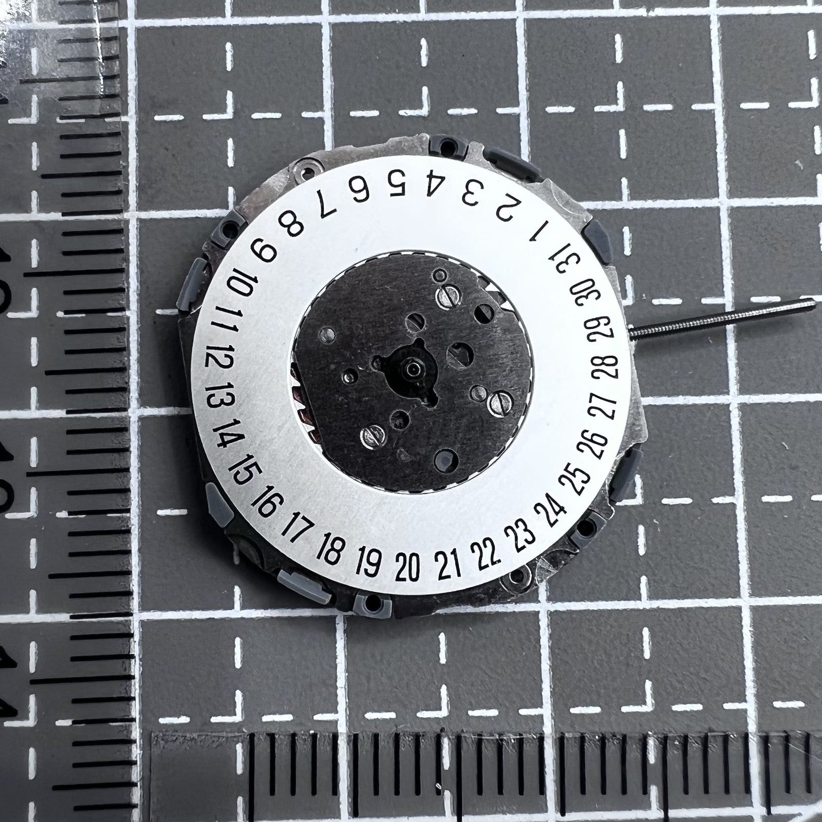 Japan Miyota Quarzwerk 4U12 watch movement with single calendar date at 6 o'clock for precise timekeeping.