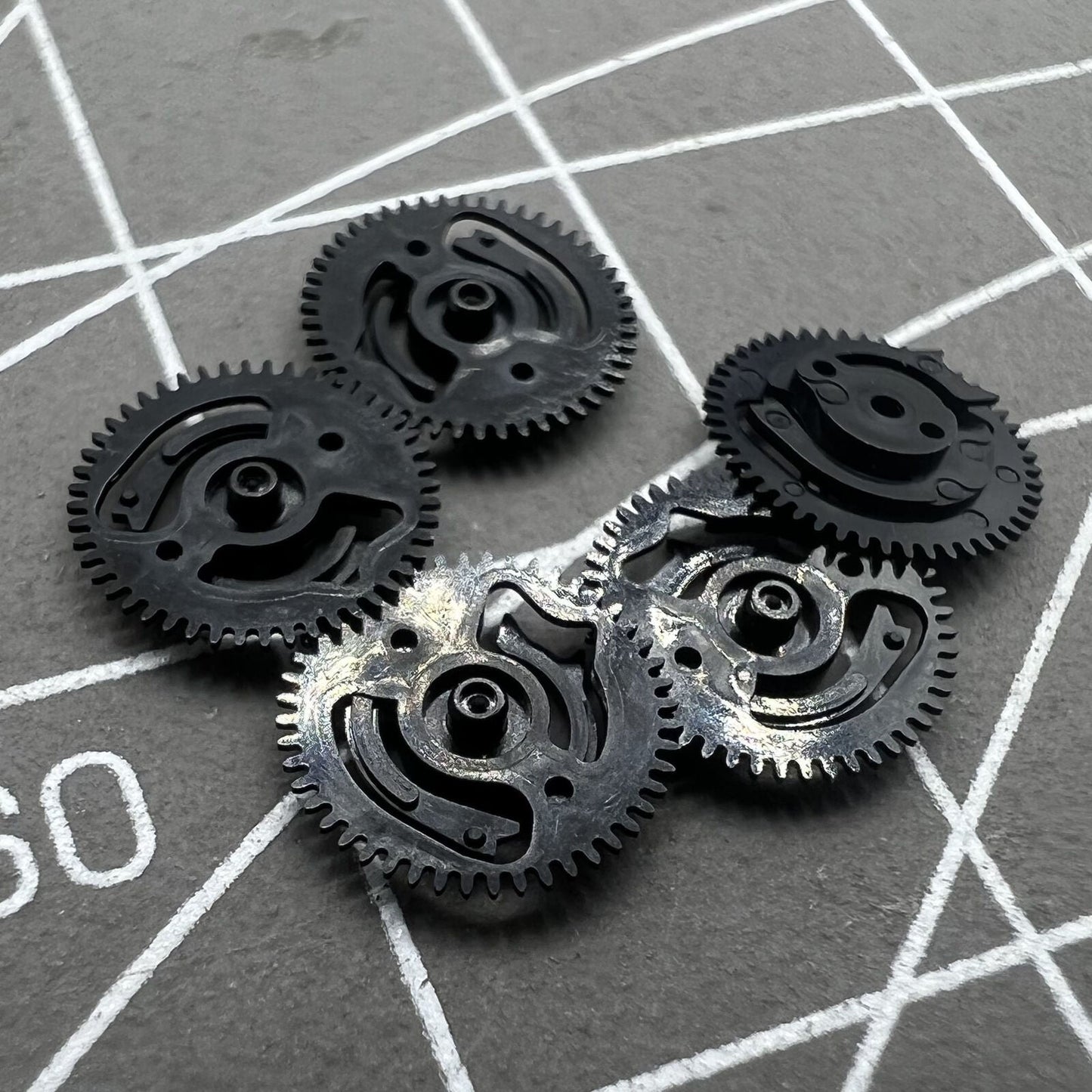Zwei pr�zise Datumsanzeiger Antriebsr�der f�r NH35 NH36 Uhrwerke, kompatibel f�r Uhrenreparatur.