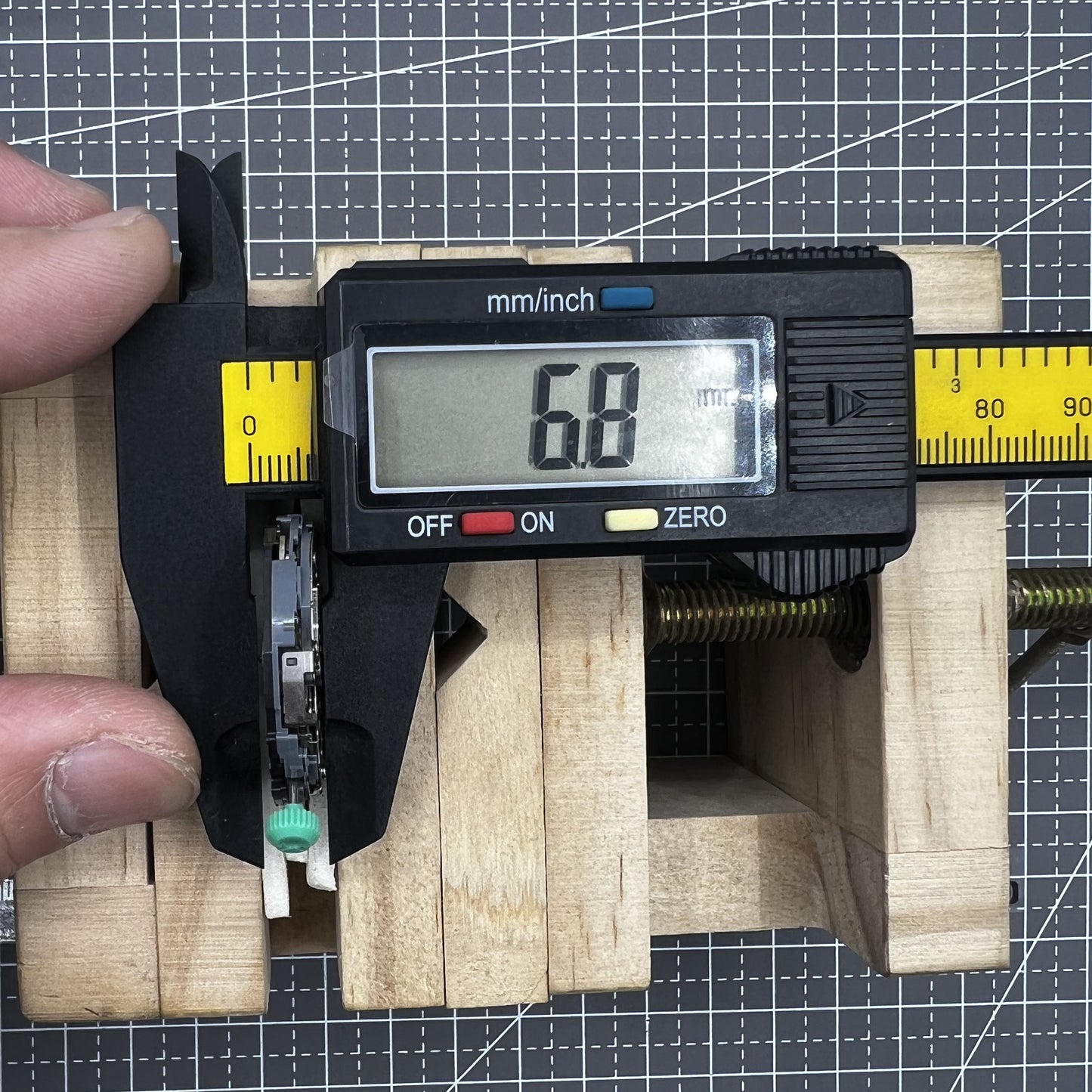 Multifunktionales Miyota OS00 Quarzuhrwerk mit Datum bei 3 Uhr, pr�zise Uhrwerksfunktion von Miyota.