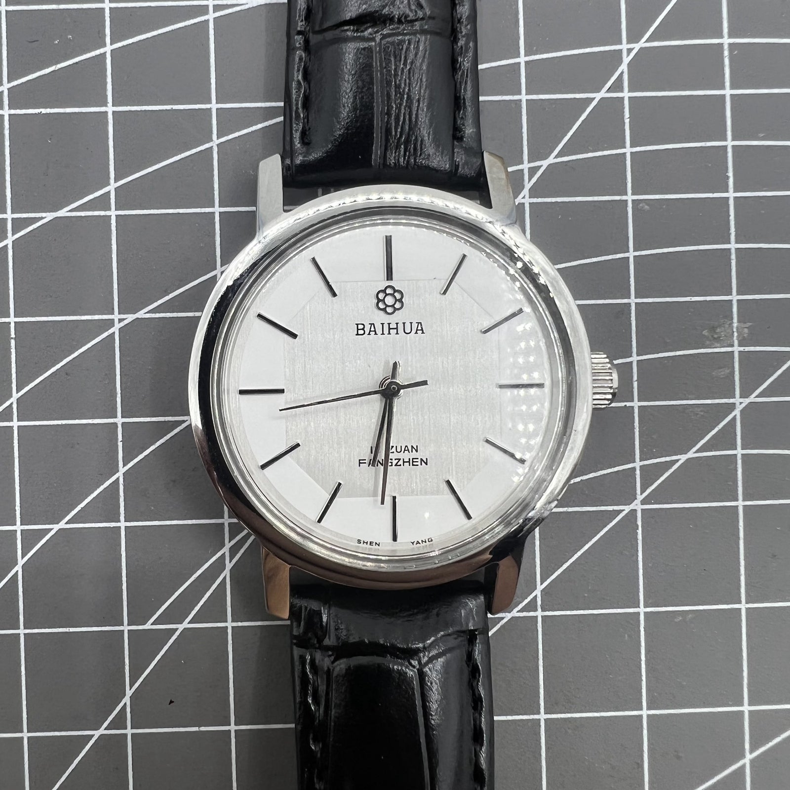China Baihua 37mm manual mechanical watch with 19 jewels, silver dial, shock-resistant for lasting performance