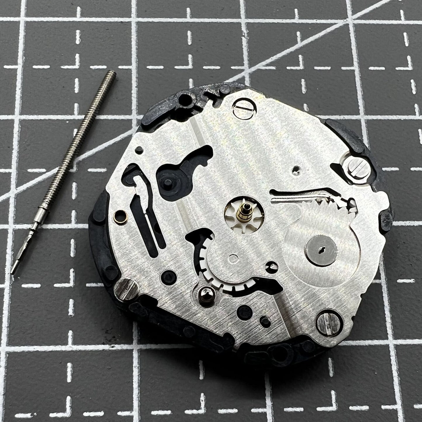 Hattori Epson VX3R VX3RE quartz watch movement ensuring precise timekeeping in wristwatches.