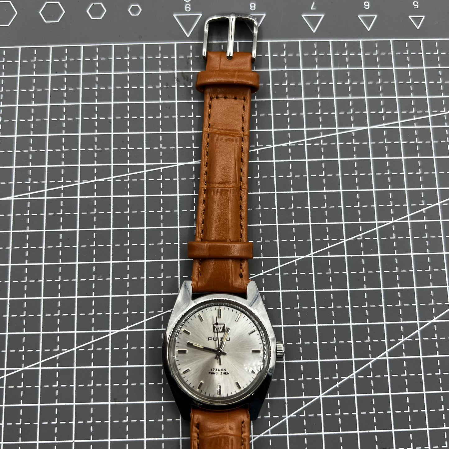 PUBU Mechanische Handaufzugsuhr 32mm mit grauem Zifferblatt und Zeigern, 17 Steine, China gefertigt