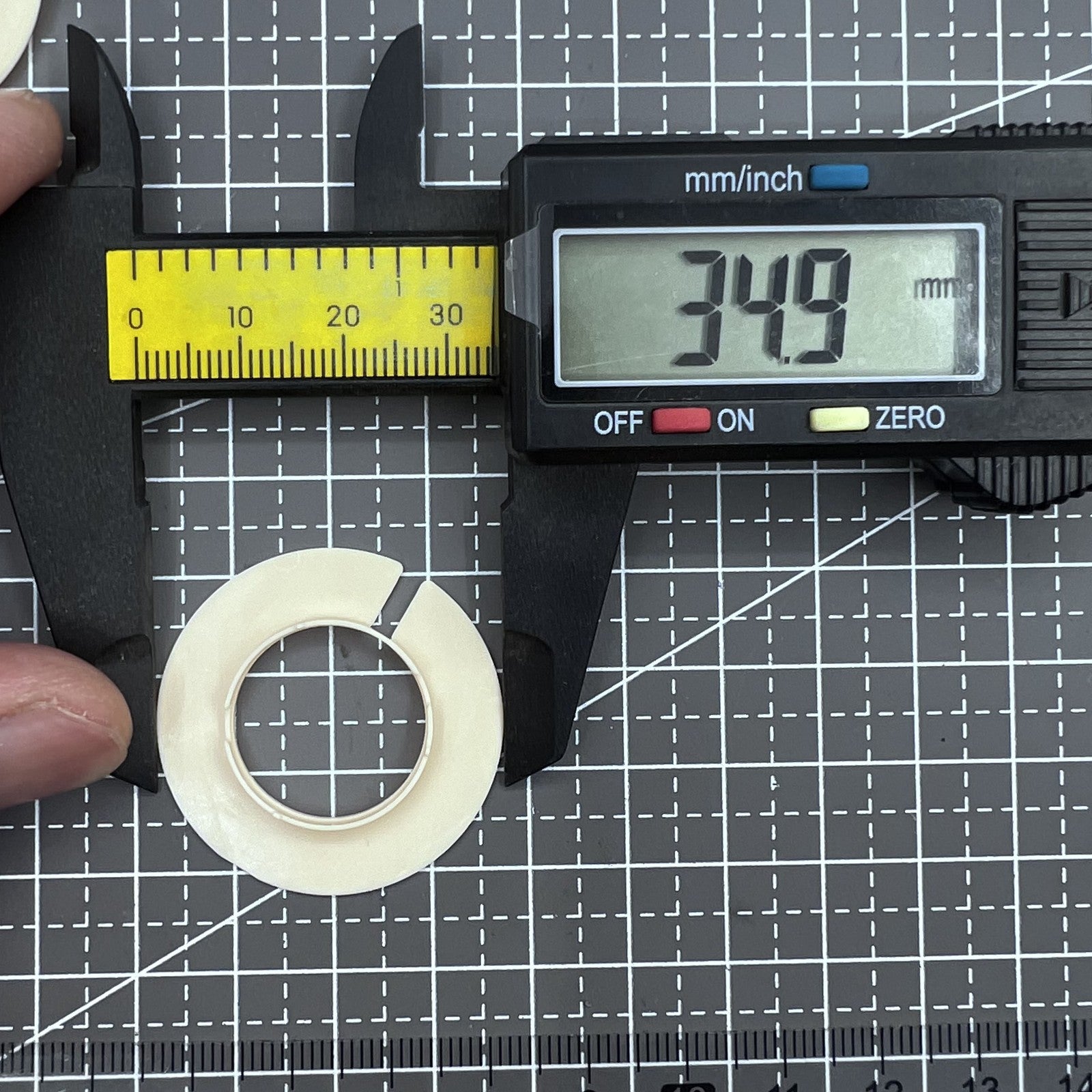 Set of 2 spacer fixing rings for ETA 255.411 watch movement, ensuring precise fit and durability.