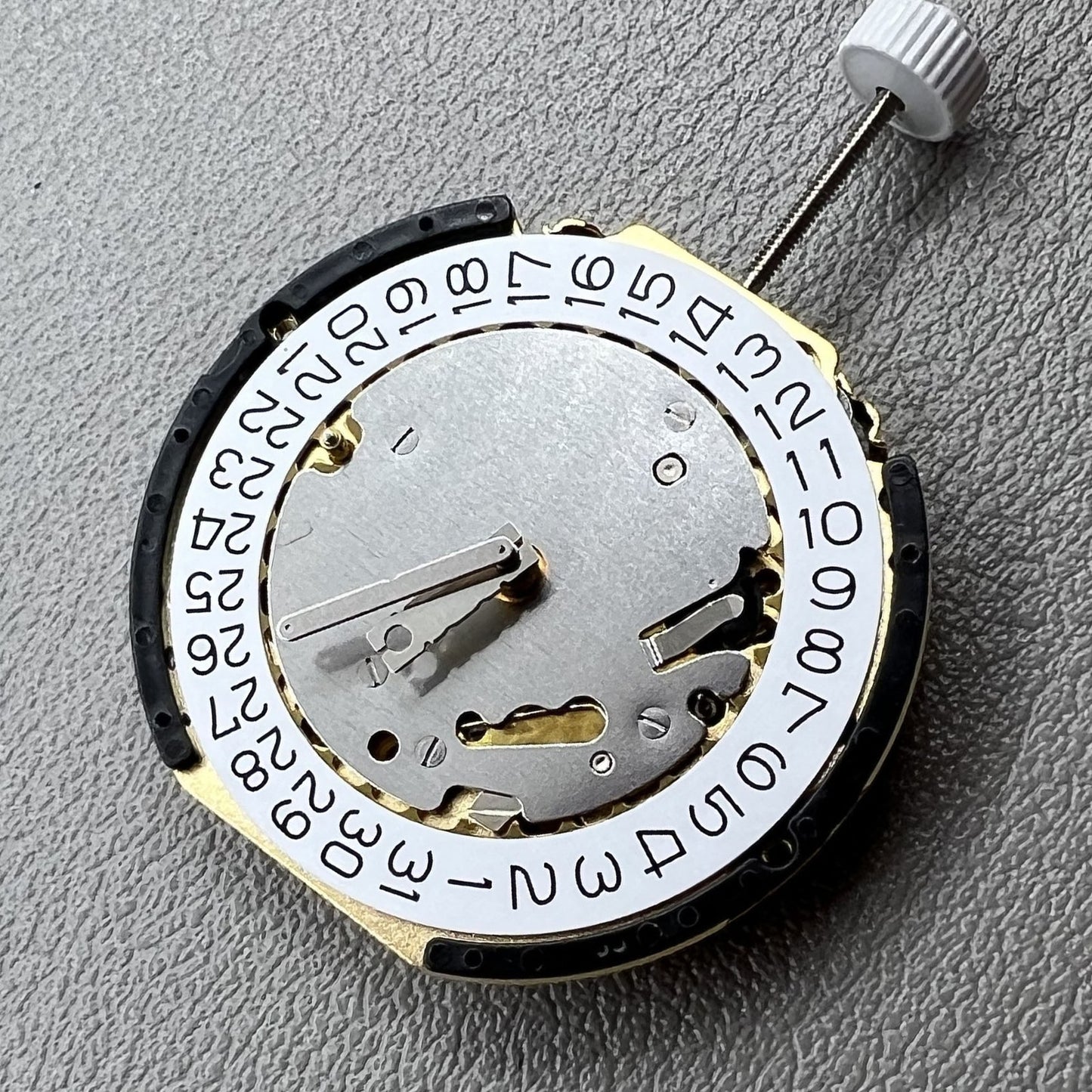 Quarzuhrwerk Swiss Ronda 3520D mit Datumsanzeige bei 3 Uhr Position, pr�zises Uhrwerk von Ronda.