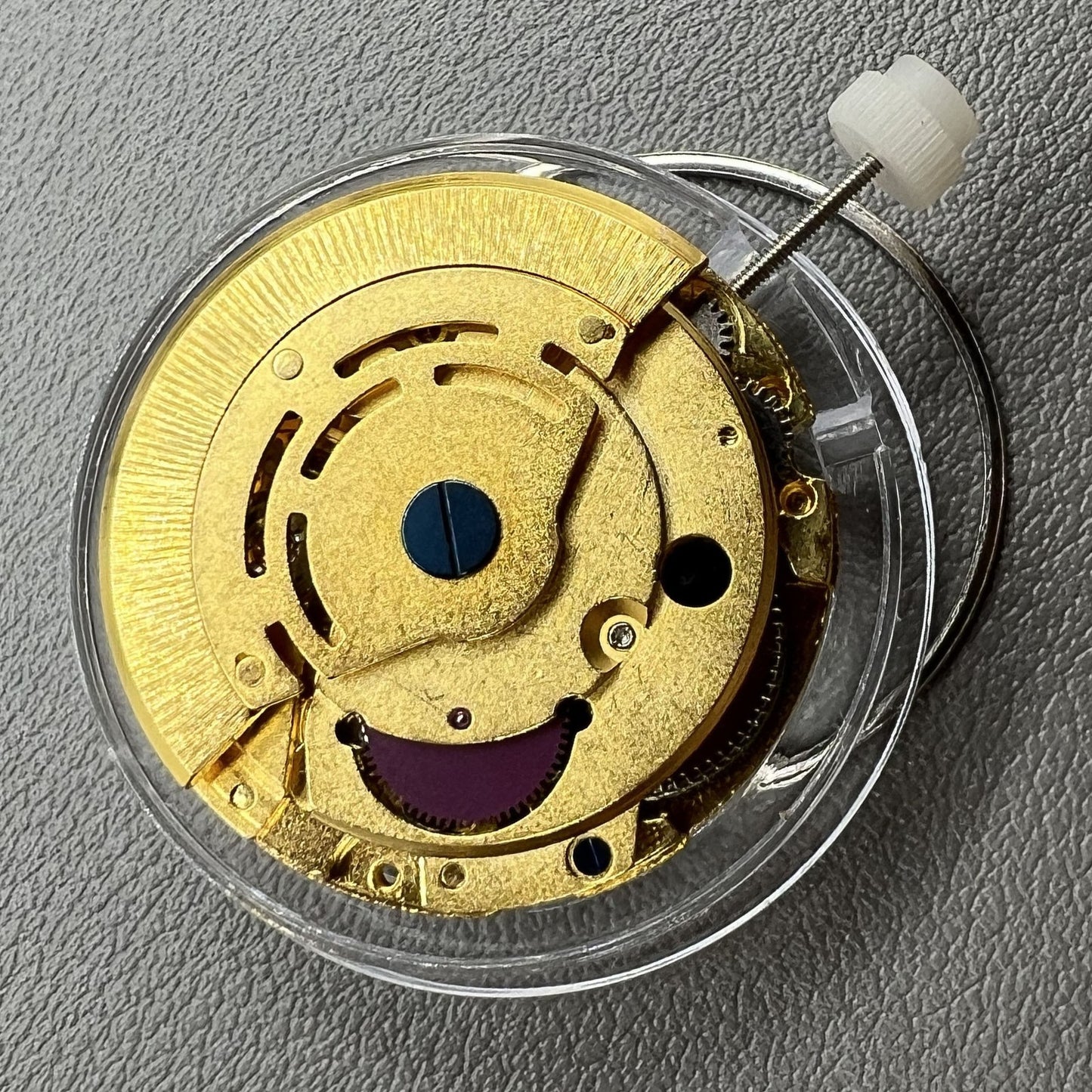 Golden Mingzhu 8205 mechanical watch movement with single calendar, ideal for precise accessory replacements.