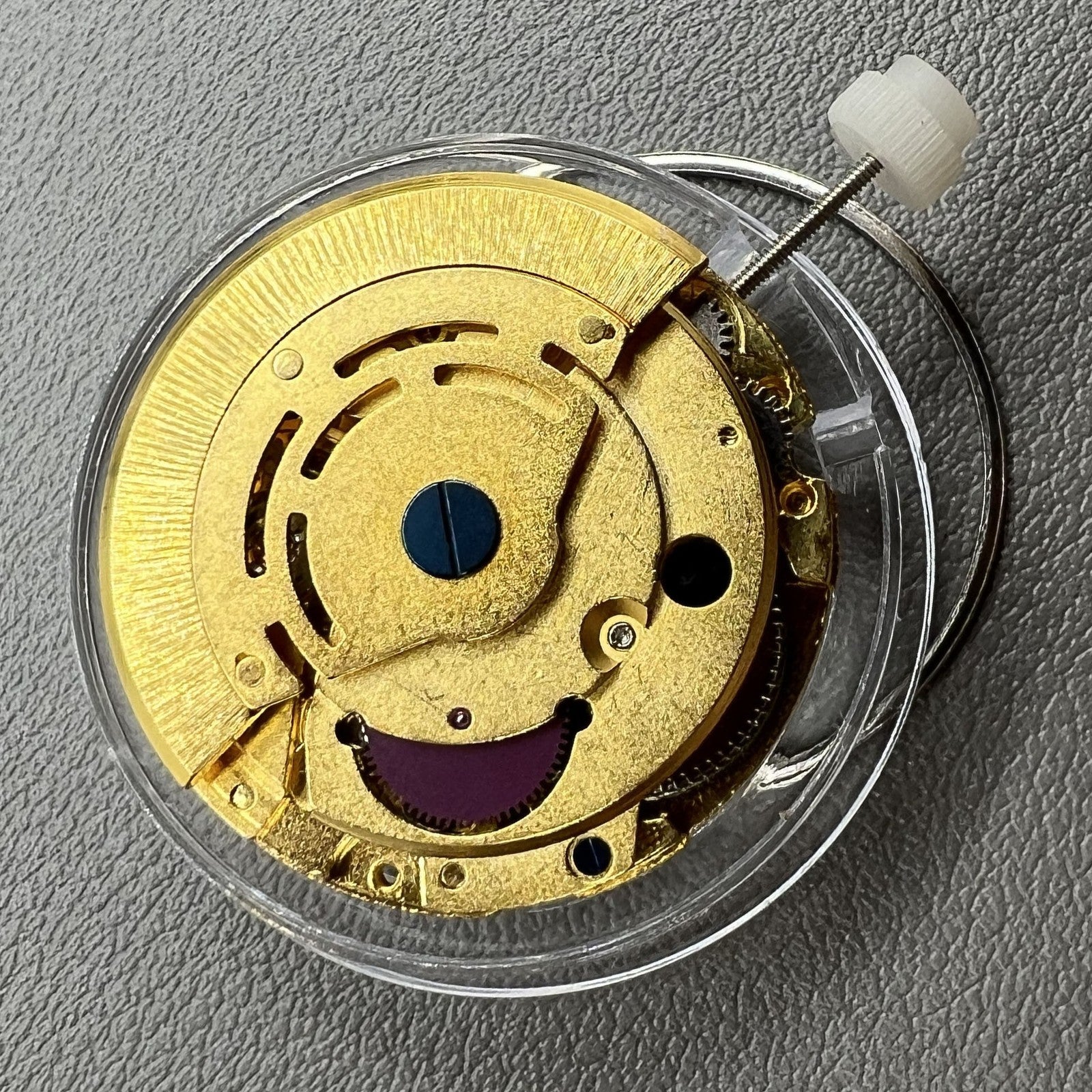Golden Mingzhu 8205 mechanical watch movement with single calendar, ideal for precise accessory replacements.