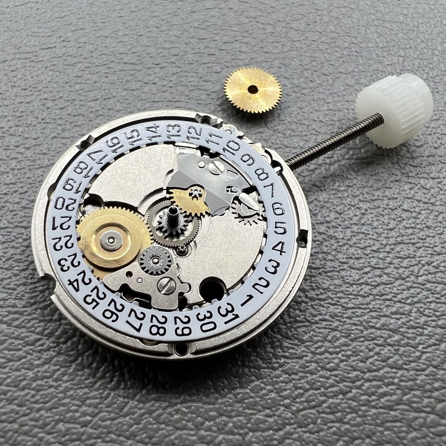 Swiss ETA 556115 quartz watch movement with 3 hands and date display at 3 o'clock, ideal for watch accessories.