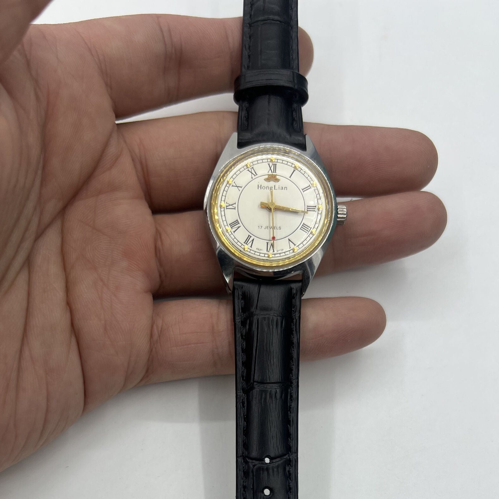 HONGLIAN 32mm manual mechanical watch with 17 jewels, Roman numeral dial, and classic elegant design.