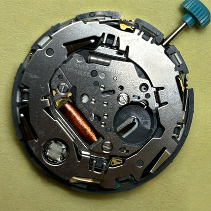 Miyota 6N10 quartz watch movement showing luminescent hands and single calendar date at 3 o?clock for accuracy.