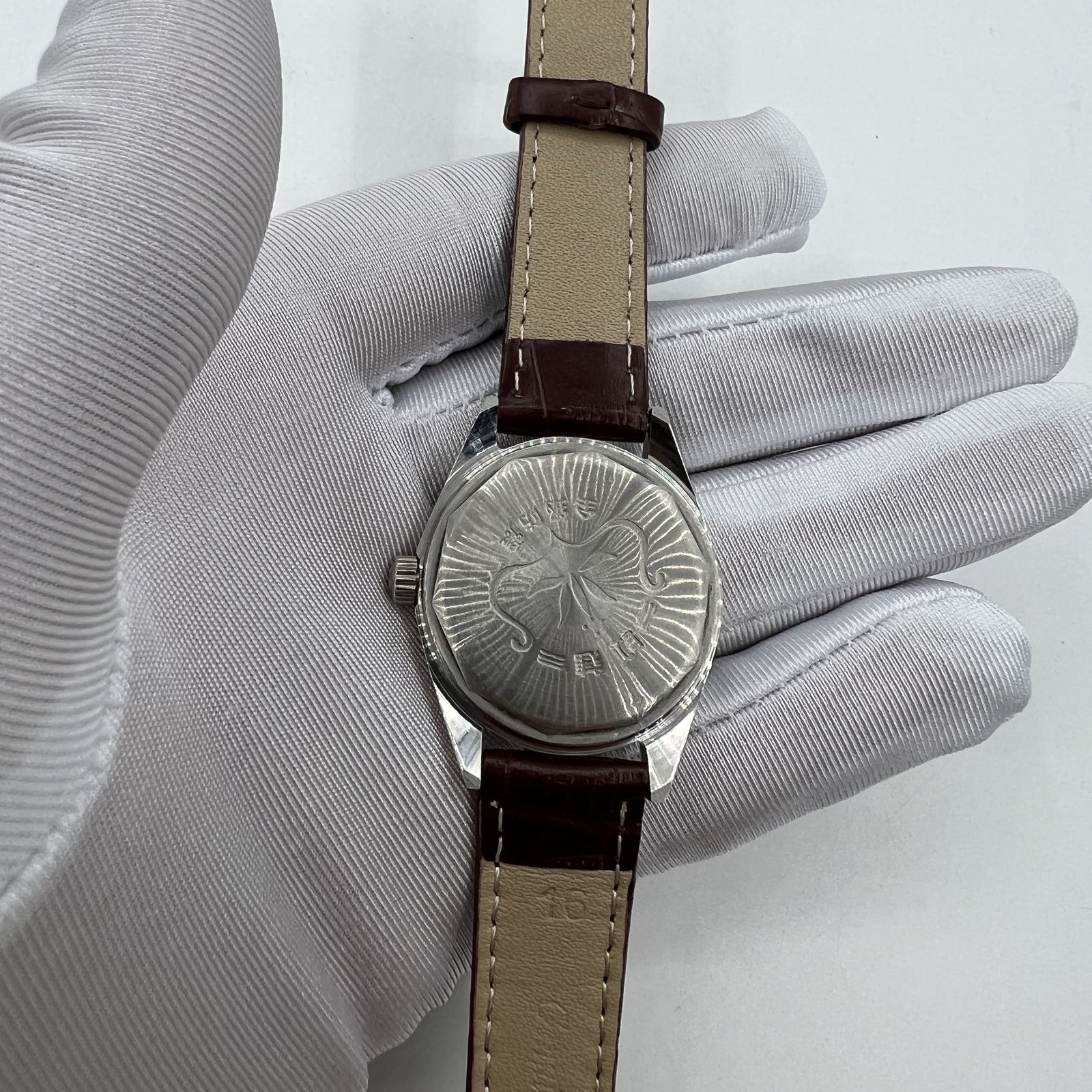 HONGLIAN 32mm manual watch with 17 jewels, Roman numerals, elegant vintage design for watch enthusiasts.