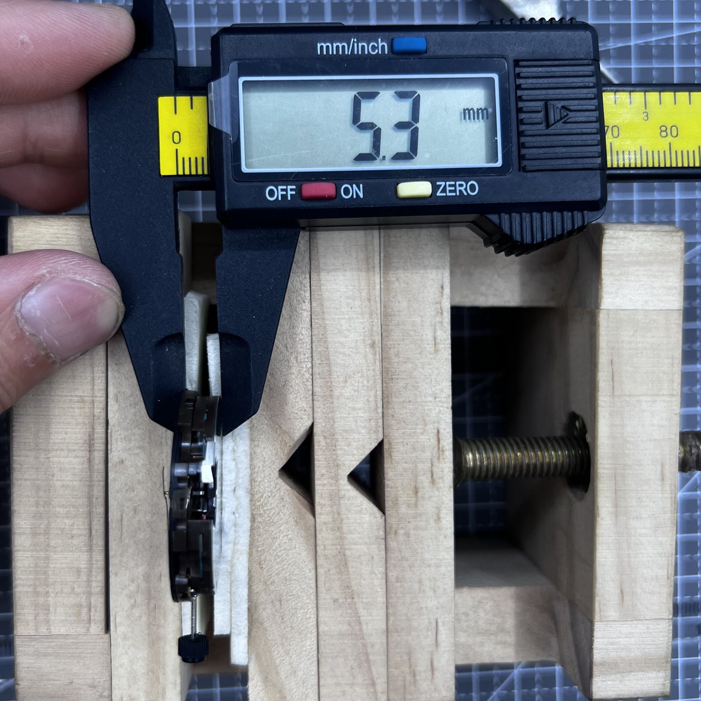 Quarzuhrwerk ETA G10.711 mit 6 Zeigern und Datum bei 4 Uhr, Ersatz f�r G10.712 Uhrwerk.
