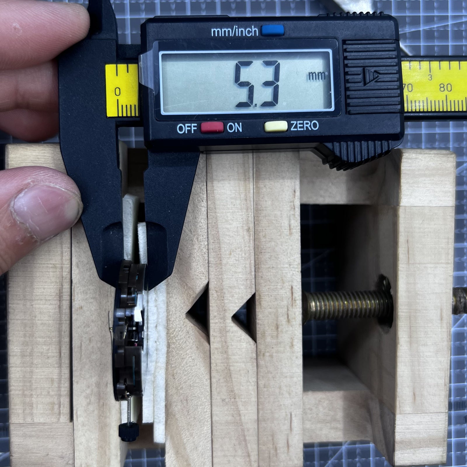 Quarzuhrwerk ETA G10.711 mit 6 Zeigern und Datum bei 4 Uhr, Ersatz f�r G10.712 Uhrwerk.
